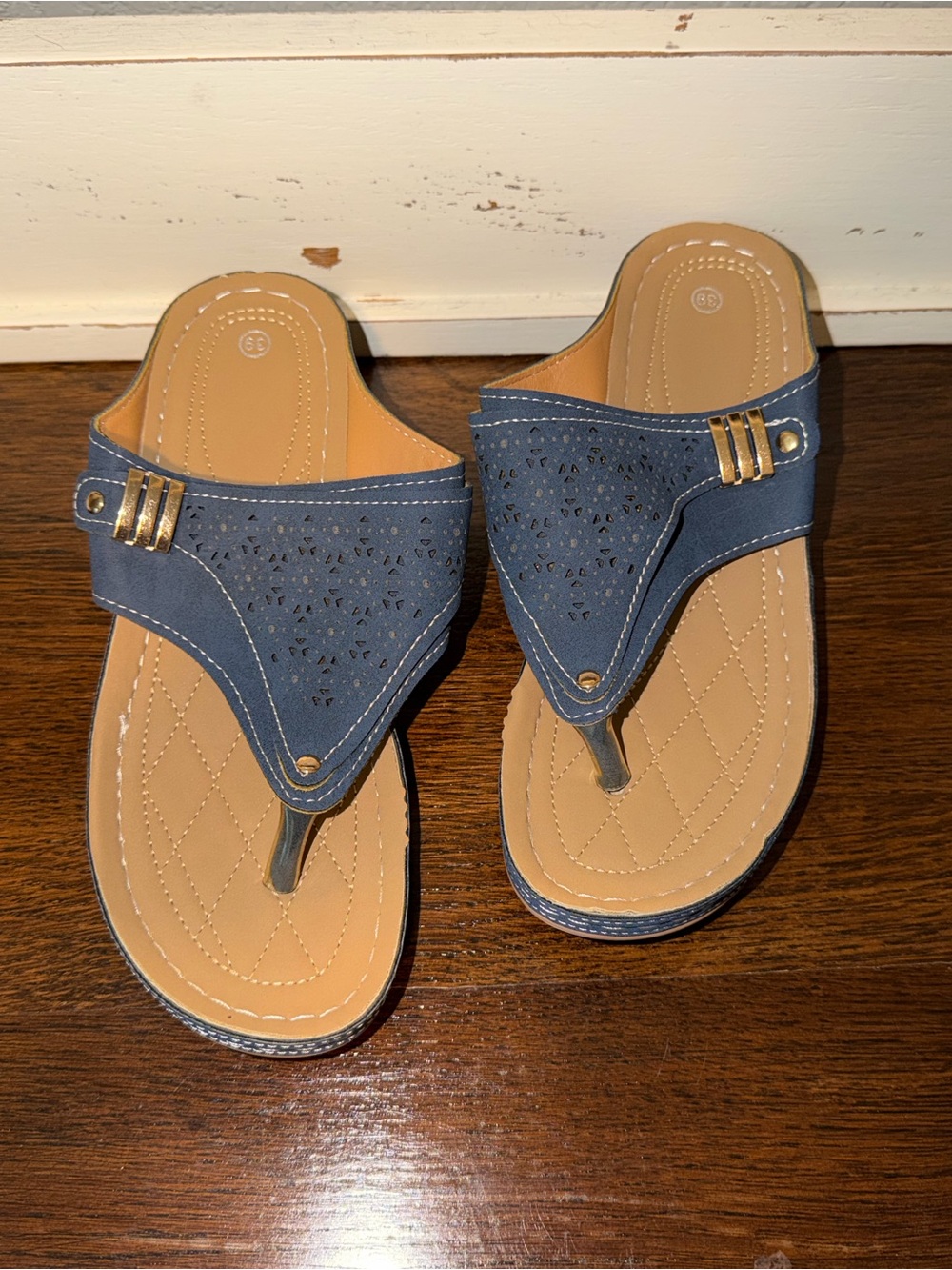 🎉Source Unknown Blue Thong Sandals with Gold Accents size uk 39